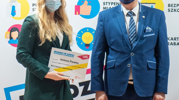 Studentka UŁ oraz hab. Robert Zakrzewski, prorektor ds. studentów i jakości kształcenia
