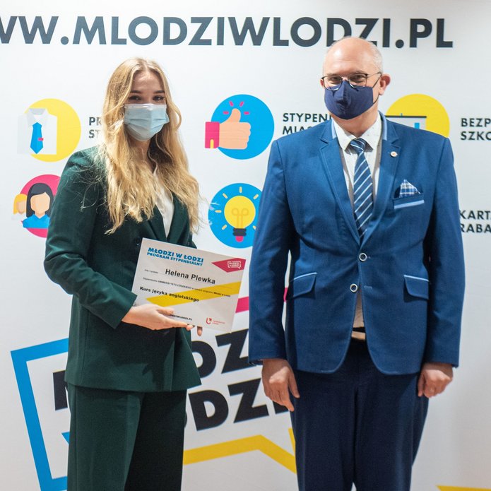 Studentka UŁ oraz hab. Robert Zakrzewski, prorektor ds. studentów i jakości kształcenia