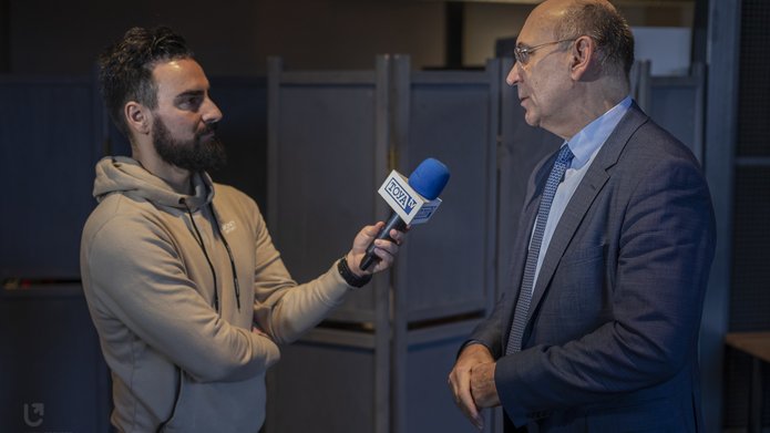 dr Paweł Kowalski podczas rozmowy z dziennikarzem