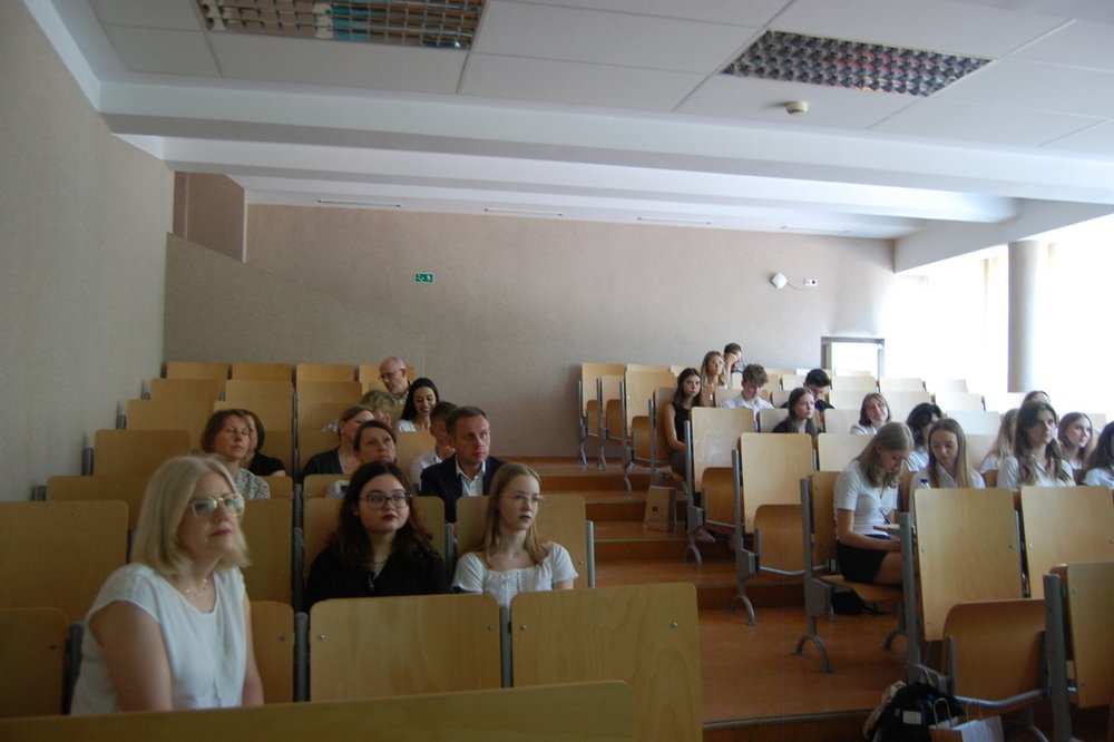 Uczestnicy seminarium podsumowującego VII edycję programu "Zdolny uczeń-świetny student" na Wydziale Chemii UŁ