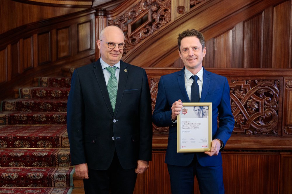 wspólne zdjęcie prof. Roberta Zakrzewskiego i Marcina Chrabelskiego, dyrektora I Liceum Ogólnokształcącego im. Mikołaja Kopernika w Łodzi