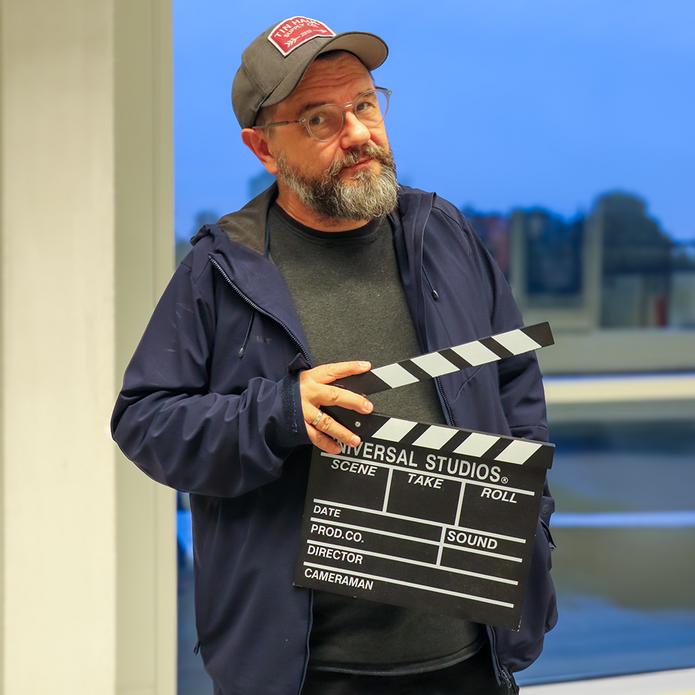 Michał Gazda trzymający klaps filmowy