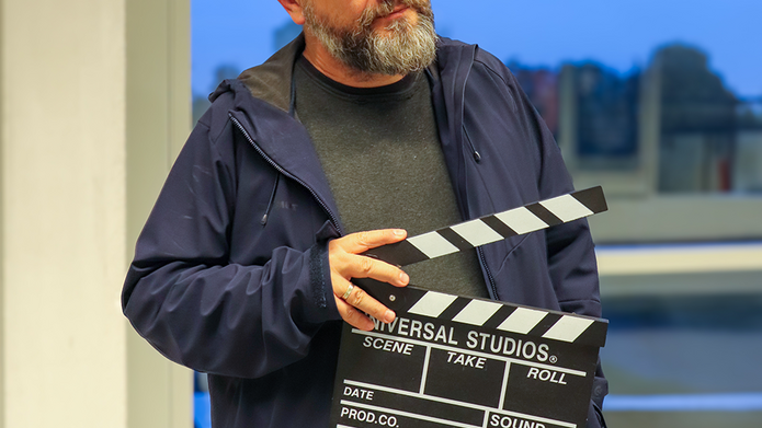 Michał Gazda trzymający klaps filmowy
