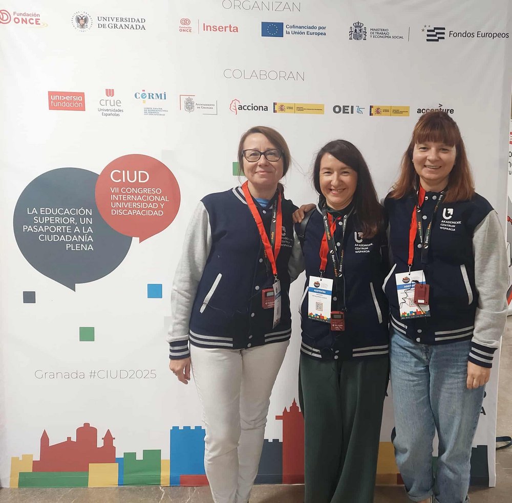 Zdjęcie trzech pracowniczek CWiD UŁ, które uczestniczyły w kongresie CIUD 2025