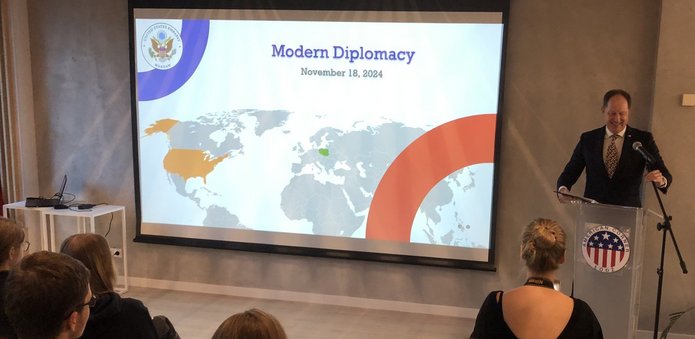 wizyta ambasadora USA w American Corner UŁ