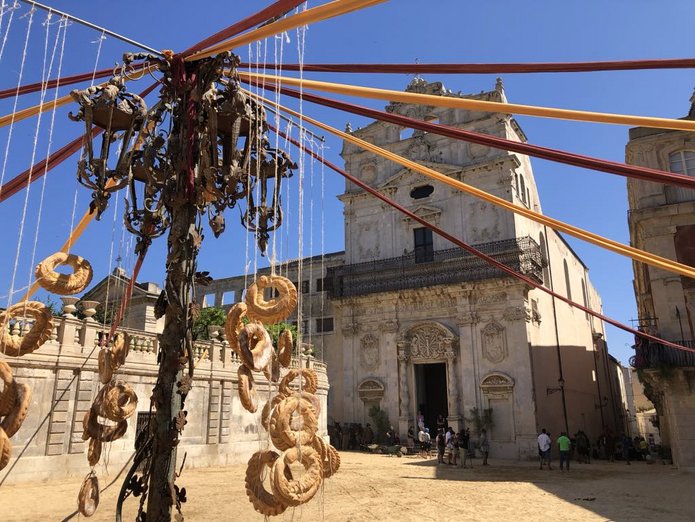 A frame from the film decoration