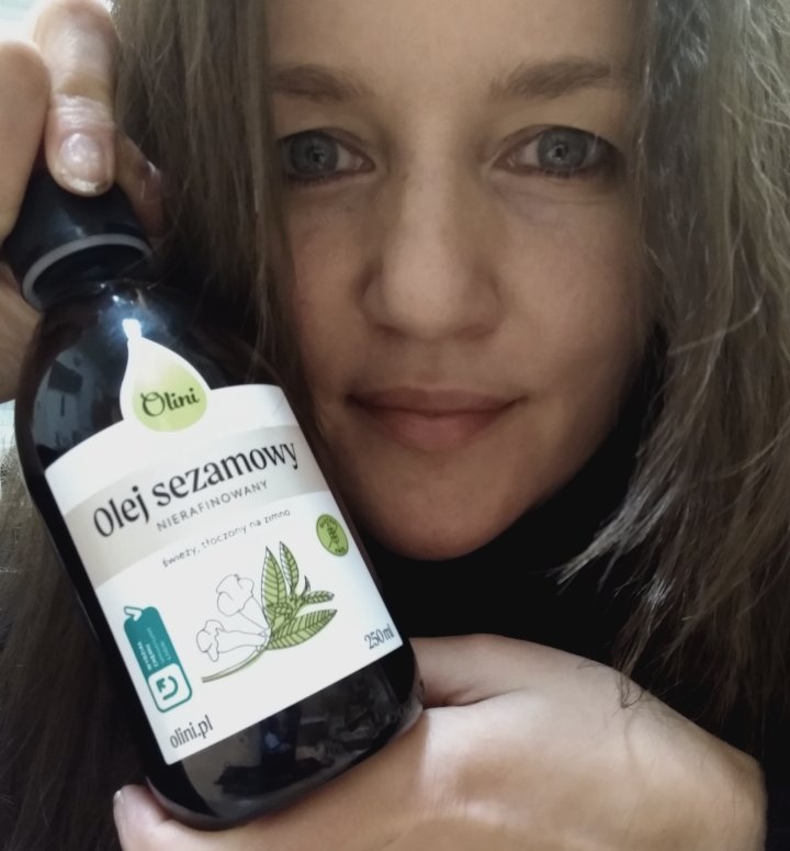 [Translate to English:] kobieta z buteleczką oleju