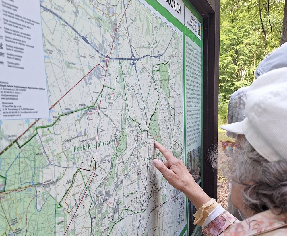 Seniorzy spacerują po rezerwacie Parowy Janinowskie