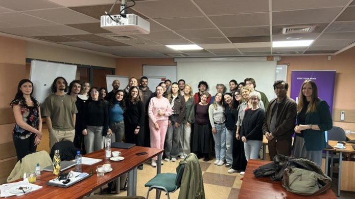 warsztaty podczas BIP, sala pełna pracujących młodych ludzi