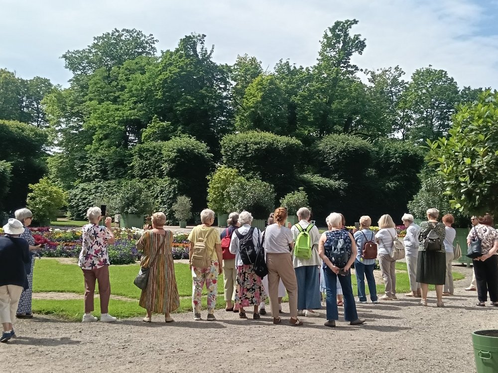 Seniorzy zwiedzają pałac w Nieborowie