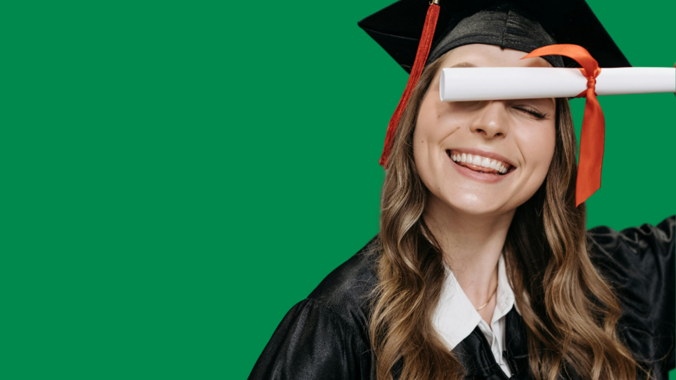 Uśmiechnięta absolwentka z dyplomem