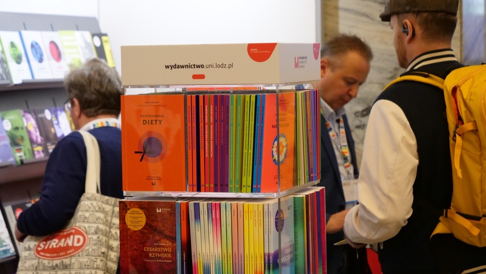 Ludzie stojący przy stoisku z książkami