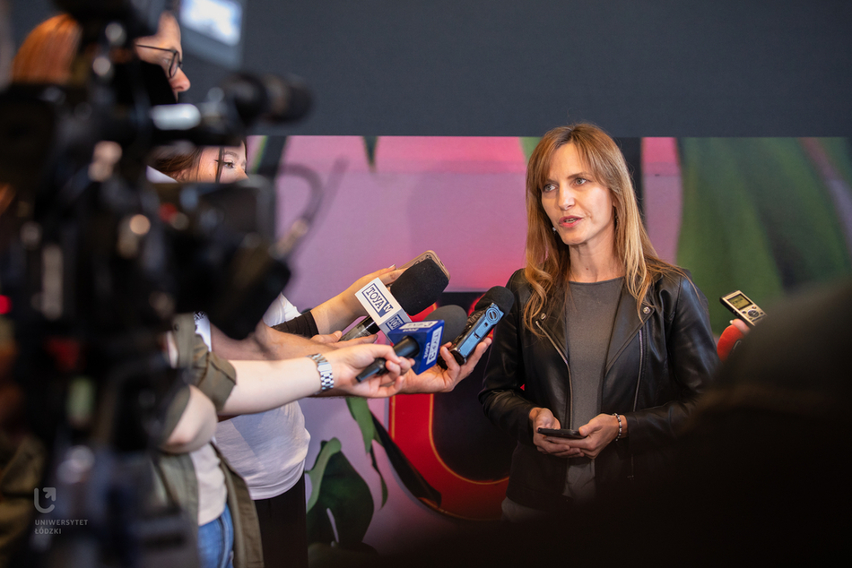 Agata Dawidowicz z Centrum Współpracy z Otoczeniem i Społecznej Odpowiedzialności Uczelni podczas briefingu prasowego