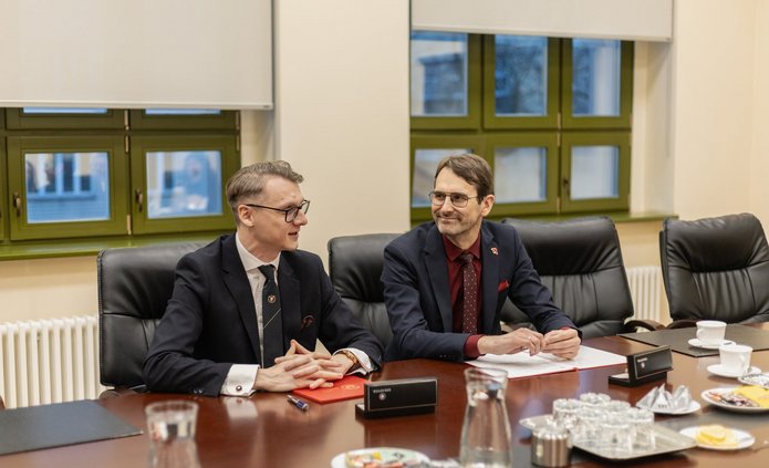 Prezes Widzew Łódź i rektor UŁ podpisujący umowę