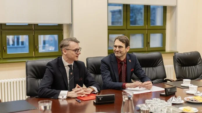 Prezes Widzew Łódź i rektor UŁ podpisujący umowę