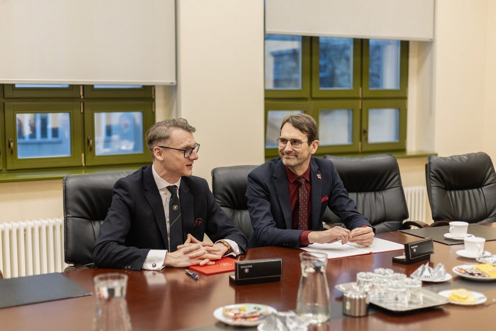 Prezes Widzew Łódź i rektor UŁ podpisujący umowę