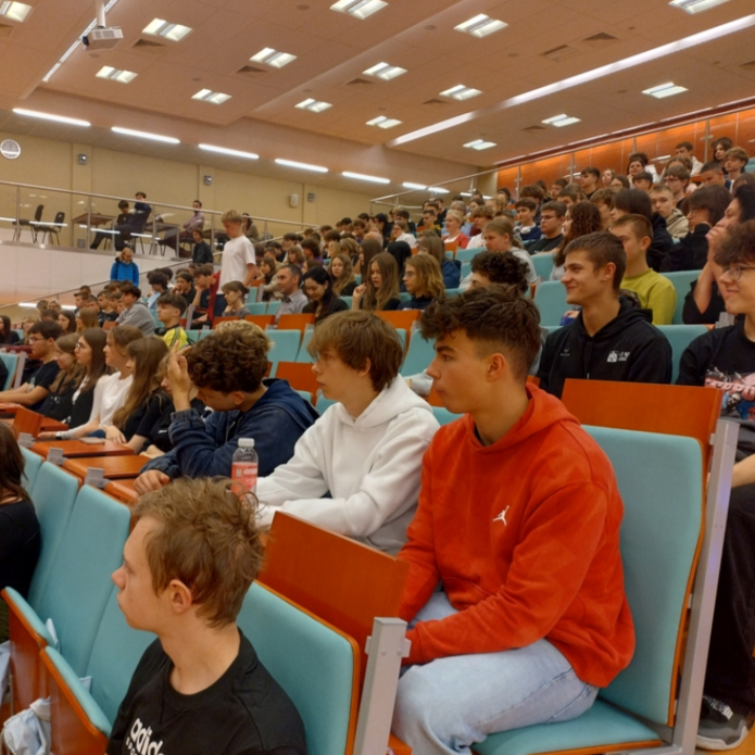 Uczestnicy pikniku naukowego w auli wykładowej