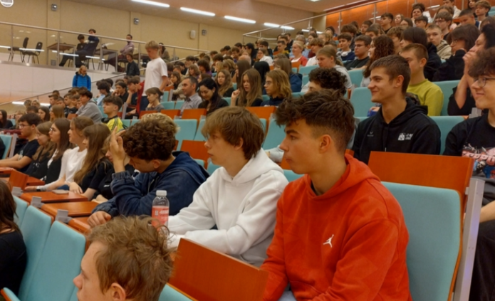 Uczestnicy pikniku naukowego w auli wykładowej