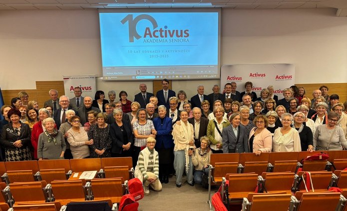 Rector of the University of Lodz, Prof. dr hab. Rafał Matera with senior citizens from the Activus Senior Academy