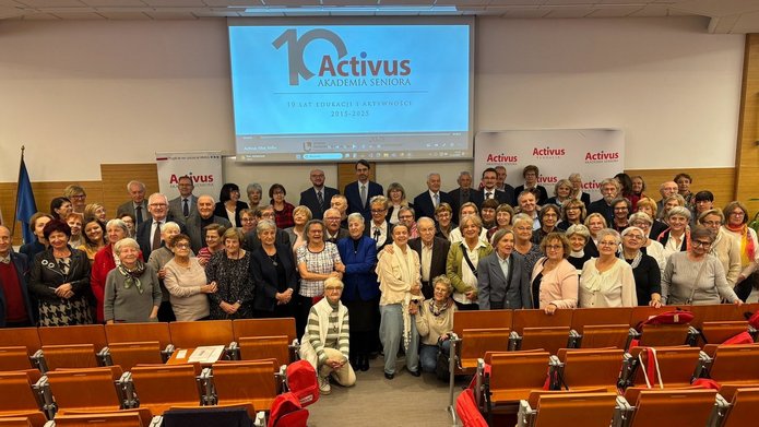 Rector of the University of Lodz, Prof. dr hab. Rafał Matera with senior citizens from the Activus Senior Academy