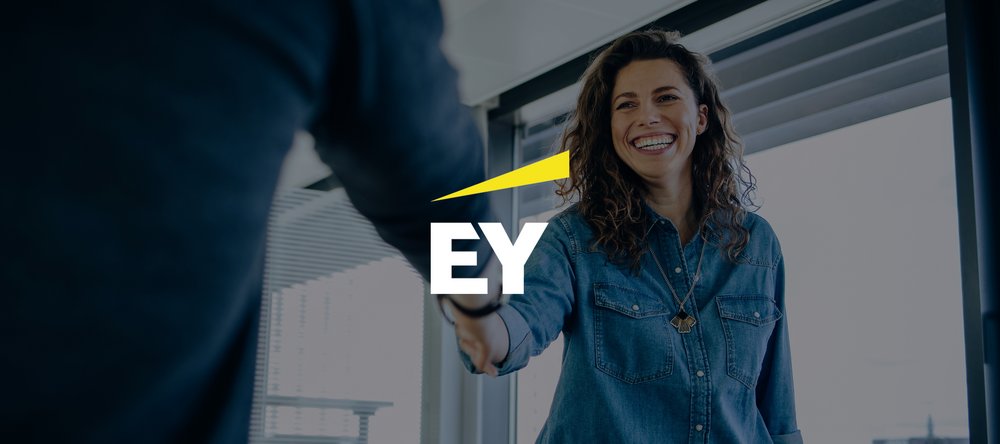 Uśmiechnięta kobieta z logo firmy EY
