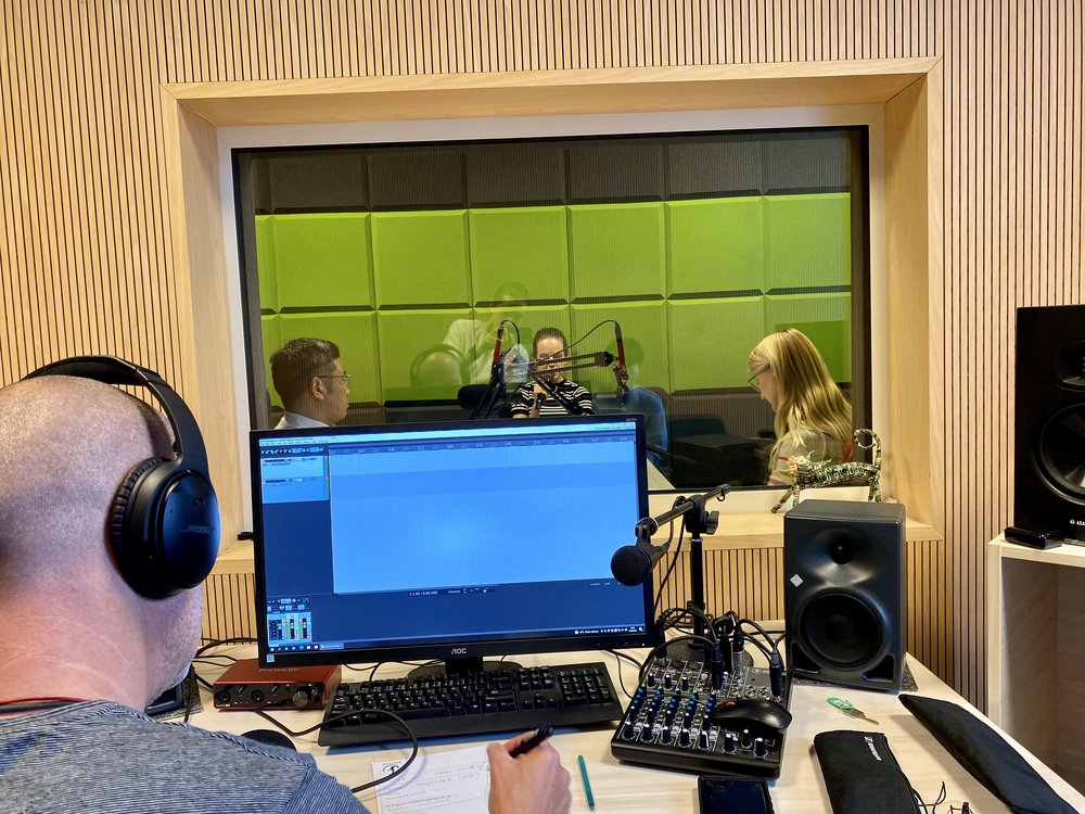 rozmówcy podczas nagrań w studio radiowym UŁ