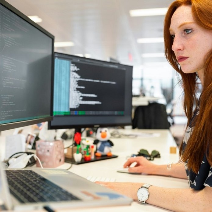 Dziewczyna pracująca przy komputerze. Zdjęcie poglądowe.