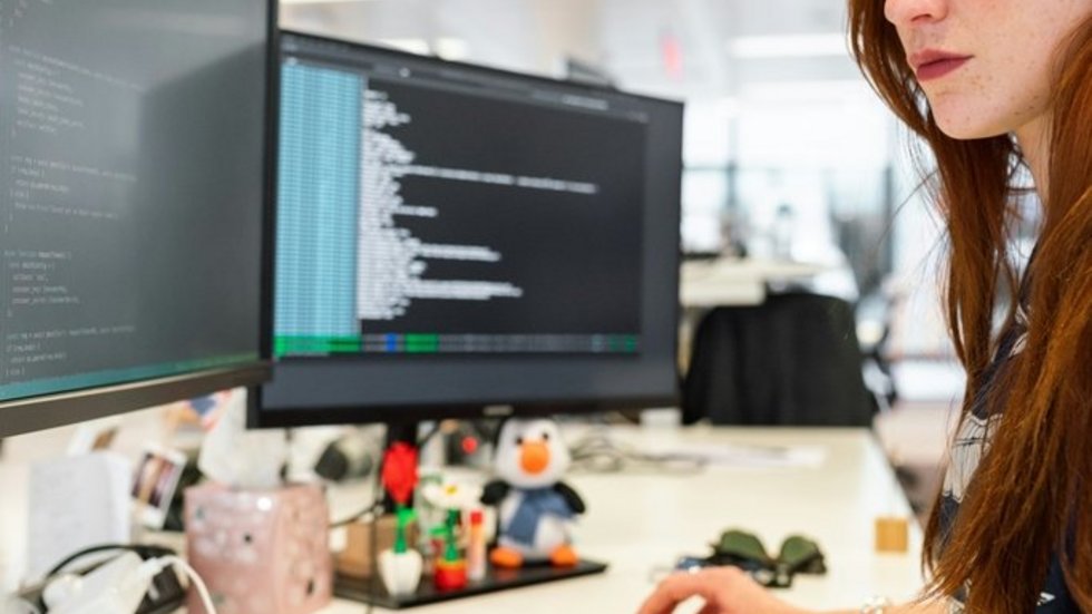 Dziewczyna pracująca przy komputerze. Zdjęcie poglądowe.