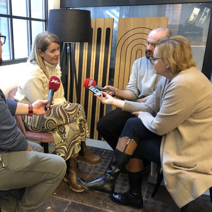 Grupa osób - dziennikarzy z naukowczynią UŁ