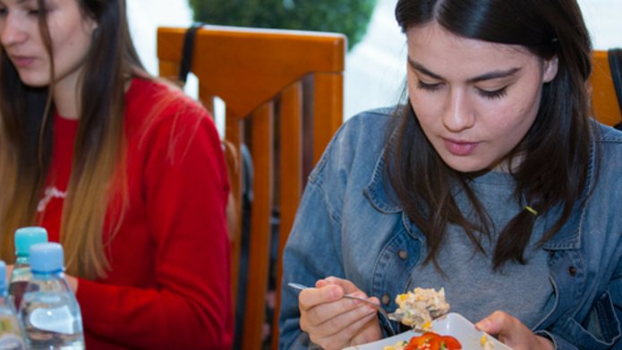 Studentka malująca pisankę