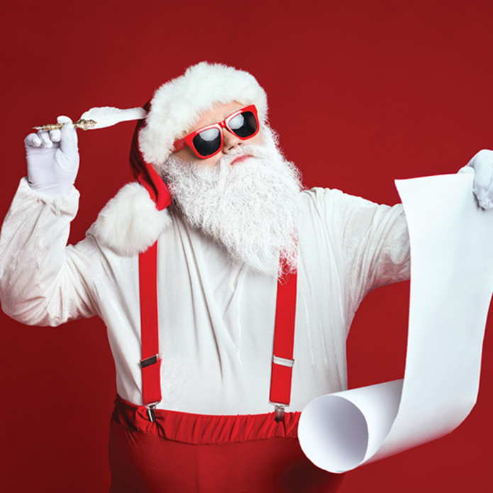 Mikołaj z kartką w ręku