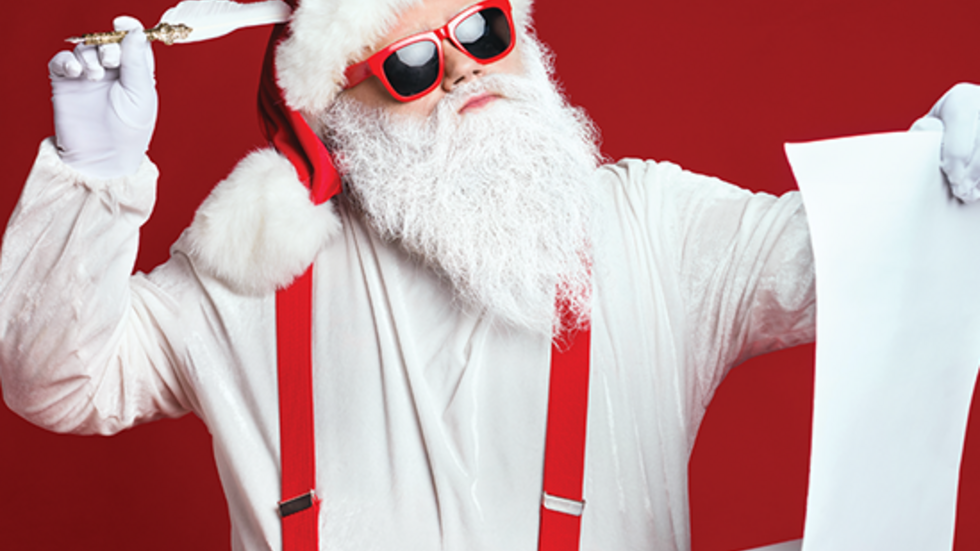 Mikołaj z kartką w ręku