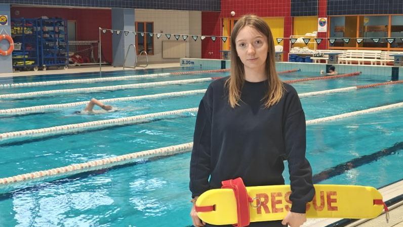 Zdjęcie Vanessy na pływalni ze sprzętem pływackim