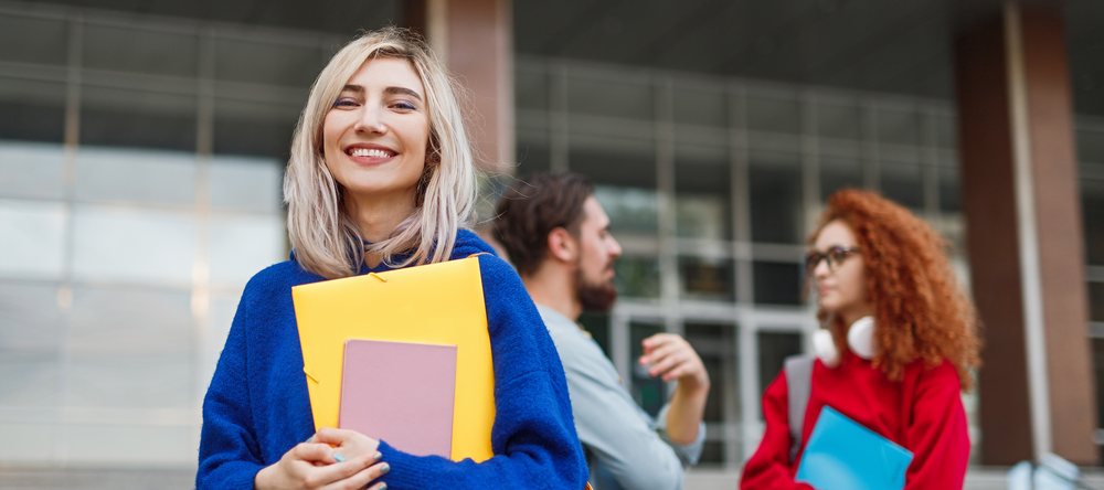 Kobieta w granatowym płaszczu z teczką