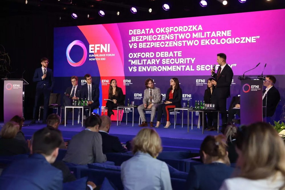 Uczestnicy panelu siedzący na scenie podczas dyskusji na EFNI.