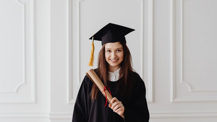 absolwentka w stroju i birecie z dyplomem