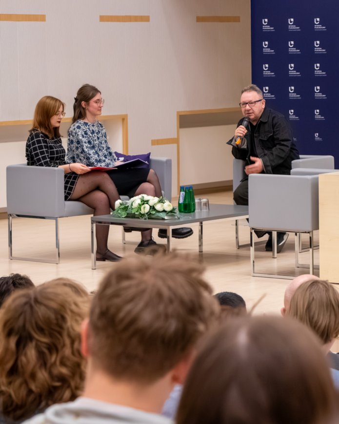 Zbigniew Zamachowski z prowadzącymi rozmowę