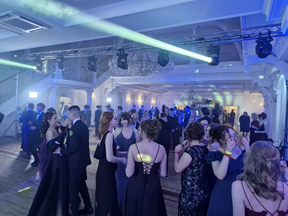 Tegoroczni maturzyści PLU UŁ podczas zabawy studniówkowej