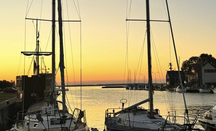 zdjęcie-jachty w porcie przy zachodzie słońca