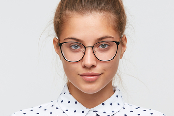 Młoda dziewczyna w okularach