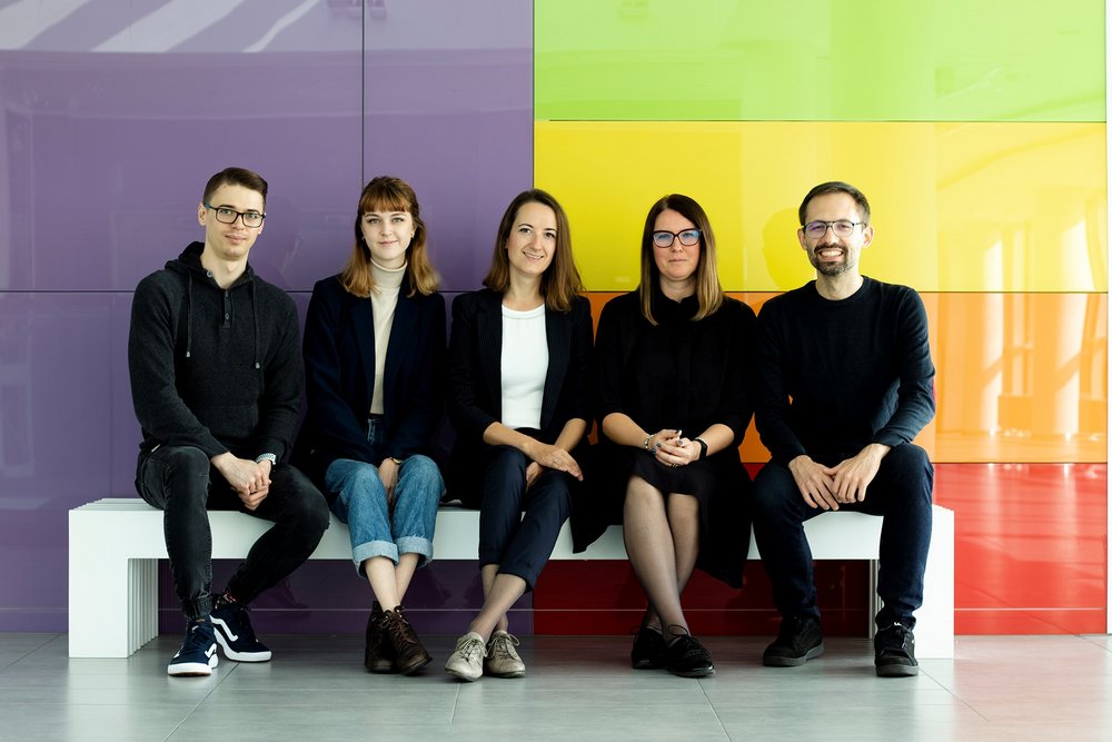 Zespół projektowy z UŁ w postawie siedzącej 