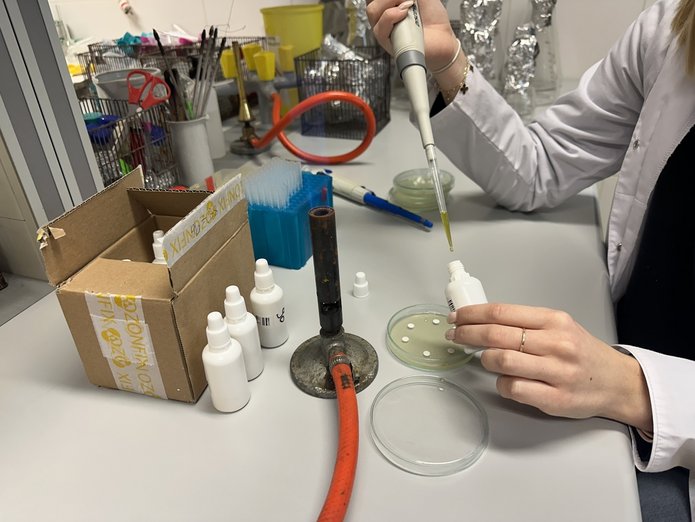 studentka przy pracy w laboratorium