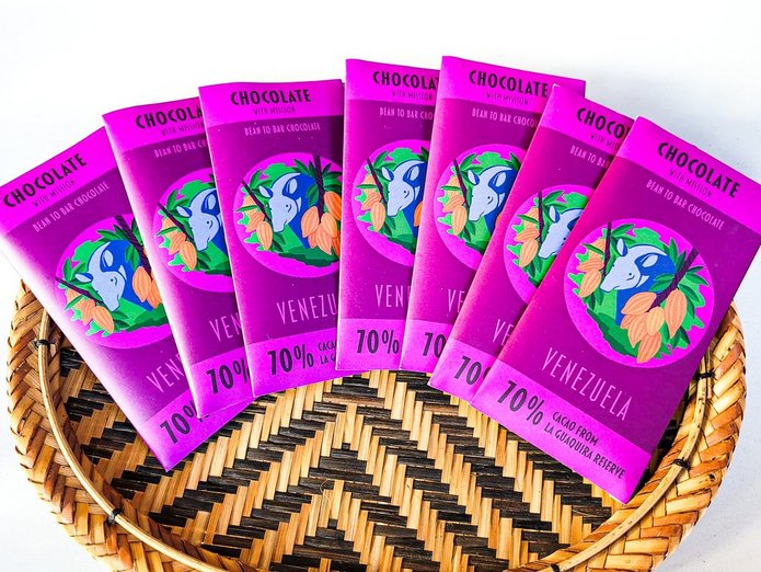 Tabliczki wenezuelskiej czekolady w fioletowych opakowaniach z wizerunkiem tapira w środku