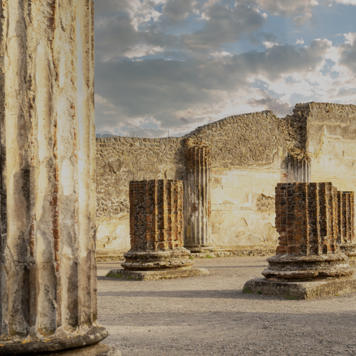 Ruiny starożytnych murów 