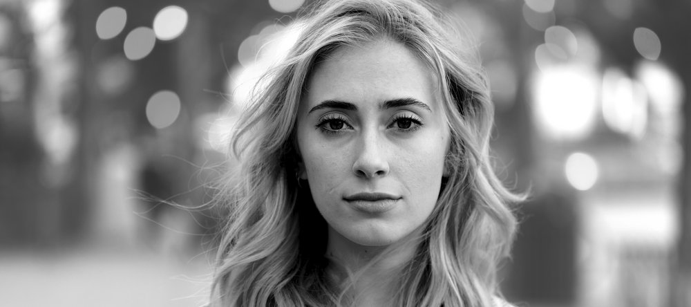 Studentka - portret. Identyfikacja kolorystyczna Akademii Przedsiębiorczości UŁ.