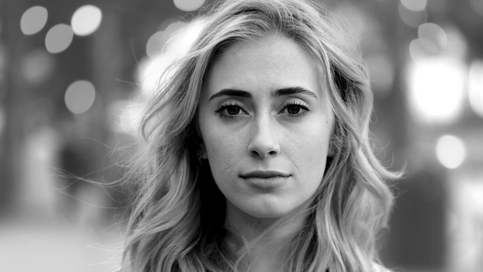 Studentka - portret. Identyfikacja kolorystyczna Akademii Przedsiębiorczości UŁ.