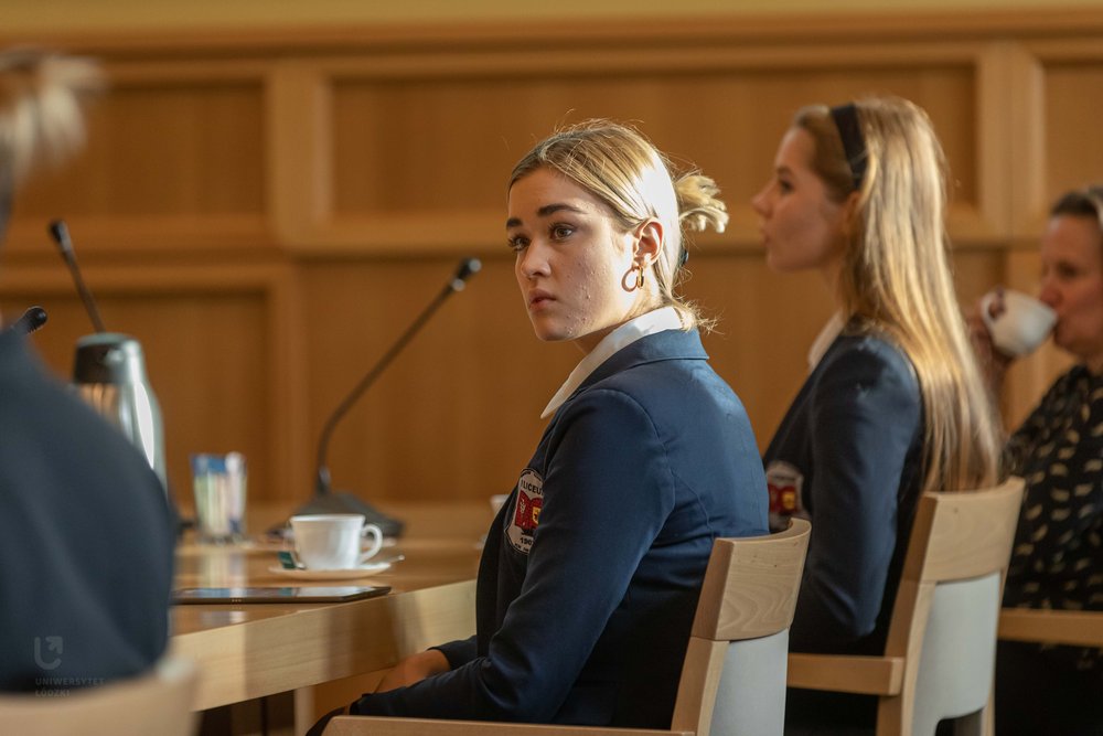 Dwie uczennice biorące udział w spotkaniu w Sali Senatu UŁ