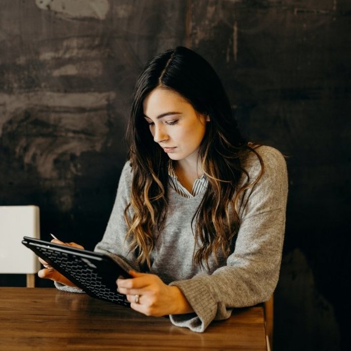 Zdjęcie poglądowe. Dziewczyna czyta z tabletu.