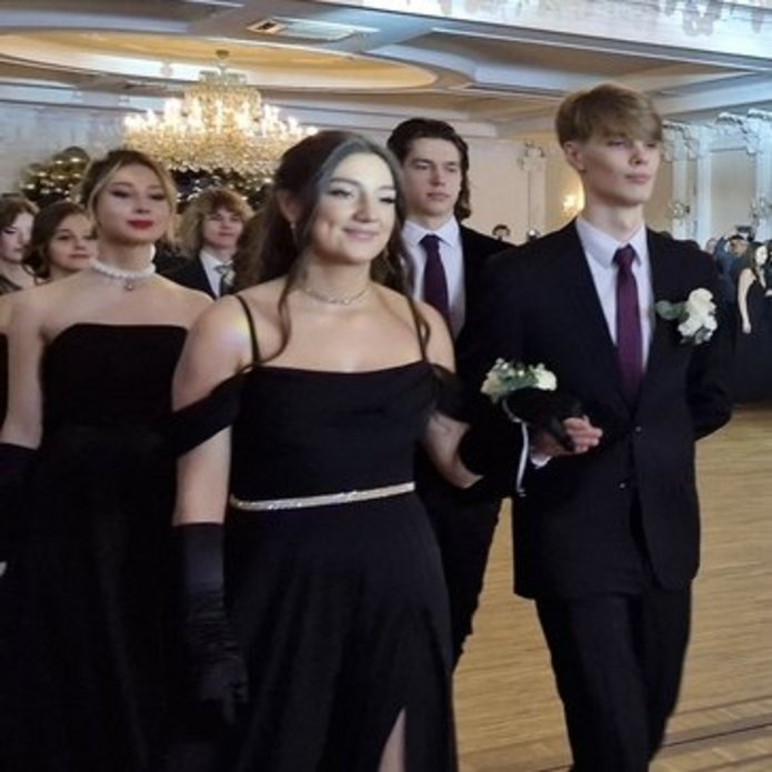 Tegoroczni maturzyści PLU UŁ podczas poloneza