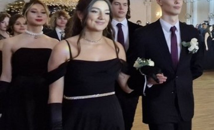 Tegoroczni maturzyści PLU UŁ podczas poloneza